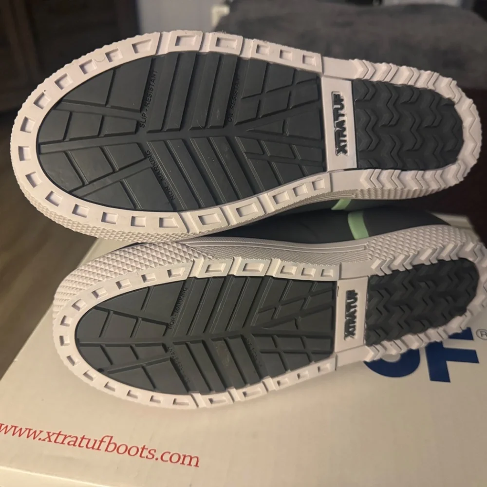 XtraTuf Women’s size 10